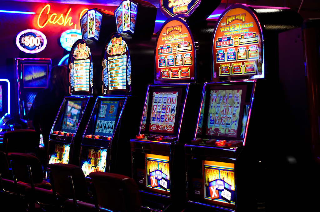 Американские игровые автоматы на деньги. Игровые аппараты слот аппараты. Автомат казино. Зал игровых автоматов. Игровые аппараты казино.