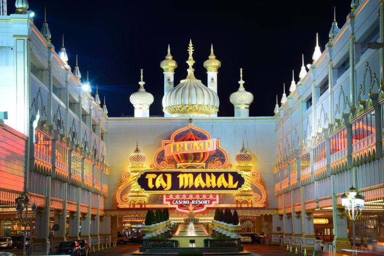 Центральный вход Trump Taj Mahal